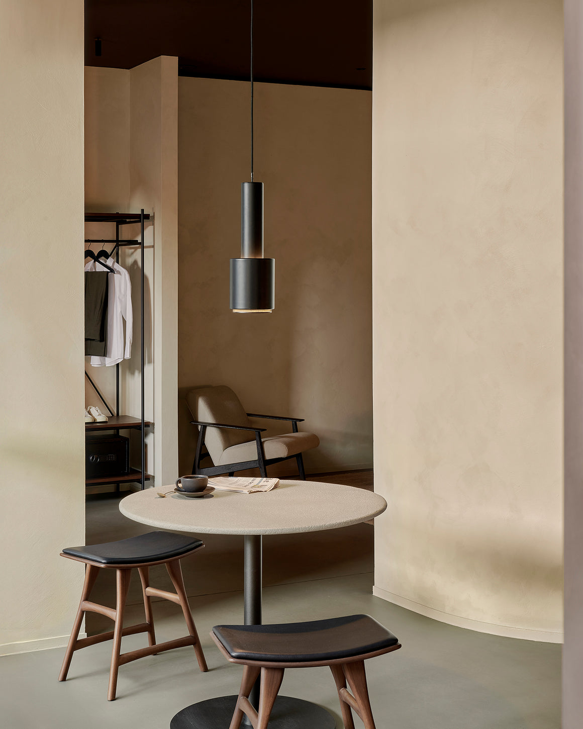 Blend dining table - varnished Microcement top - Off White - Dark Bron ...